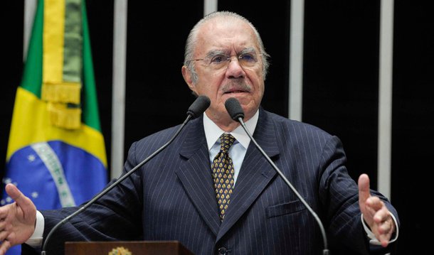 O ex-presidente da República e ex-presidente do Senado José Sarney se acidentou em sua casa de campo, na Ilha do Curupu (MA), e fraturou o ombro direito; após cair no banheiro, Sarney foi removido da ilha de helicóptero para a capital do estado, São Luís (MA), onde está internado no Hospital UDI; ainda não há decisão sobre onde será realizada a cirurgia