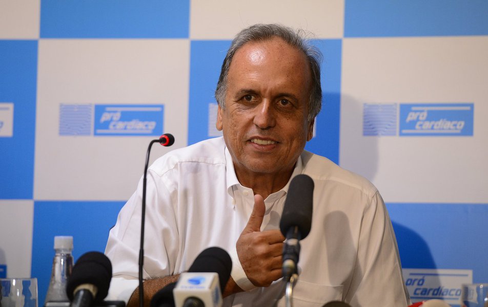 O governador do Rio de Janeiro, Luiz Fernando Pezão, apresenta melhora em seu estado de saúde, de acordo com nota divulgada neste sábado por sua assessoria; Pezão continua internado no Hospital Pró Cardíaco, em Botafogo, zona sul do Rio, onde segue um tratamento à base de antibióticos contra a infecção na pele que motivou sua nova internação, na terça-feira (5)