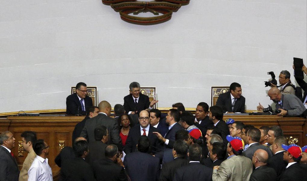 O Supremo Tribunal de Justiça da Venezuela declarou hoje que todas as decisões do parlamento, controlado pela oposição, serão inválidas, depois de três deputados terem sido empossados apesar de suspensos por aquele órgão