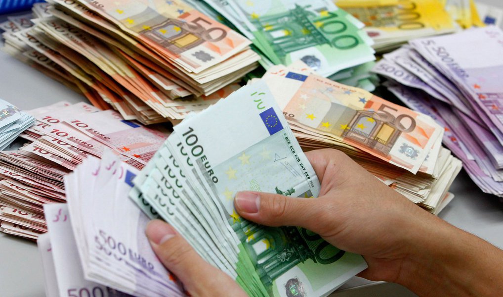 Instituições financeiras da Europa perderam quase um quarto de seu valor, mais de 240 bilhões de dólares, desde o início do ano, diante de preocupações econômicas que podem desfazer oito anos de planos de cortes de custos, reequilíbrio de balanços e estratégias de aversão a risco; Deutsche Bank, UniCredit e Credit Suisse viram suas ações recuarem a um ritmo duas vezes mais intenso que na crise financeira internacional de 2008