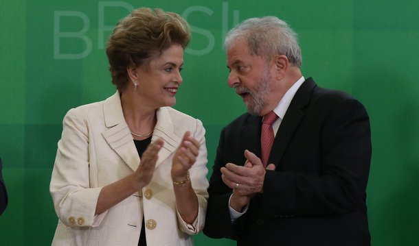A presidente Dilma Rousseff e o ex-presidente Lula se encontraram nesta quinta (28), em Brasília, para discutir as estratégias de enfrentamento ao processo de impeachment que será votado pelos senadores nas próximas semanas; nos próximos dias, estão programadas manifestações contra o impeachment em diversas cidades brasileiras e Lula tenta convencer Dilma a comparecer a um dos eventos, em São Paulo, no próximo domingo (1º)