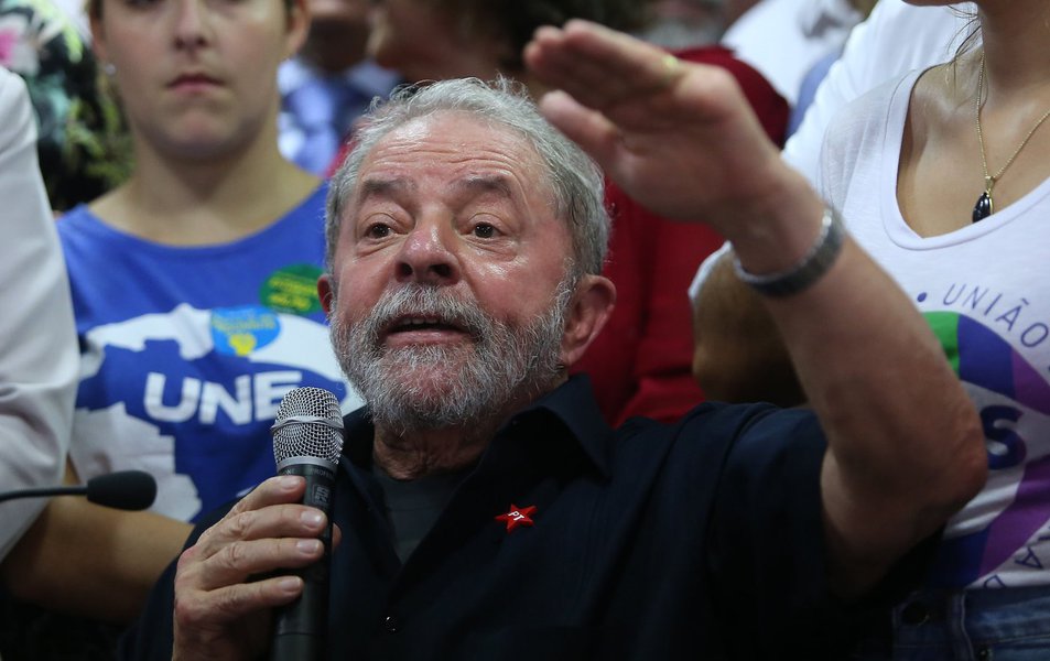 A população brasileira não vai assistir, passiva, a uns poucos espécimes - os privilegiados vira-latas de sempre - tomarem para si o comando político do país na mão grande. Ninguém vai prender Lula sem prova sem provocar uma grande revolta