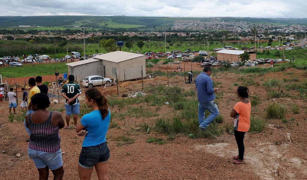 Sob o comando da Agência de Fiscalização (Agefis), começaram os trabalhos para retirada de casas irregulares em São Sebastião, no local conhecido como Capão Comprido, perto do Parque da Vaquejada; foram removidas janelas e portas de três moradias de um total de 68 construções de alvenaria em área pública e que devem ser demolidas, em princípio, até sexta-feira (15); em virtude da chuva, o serviço foi suspenso; o local é fruto de loteamento feito por grileiros e fica próximo de onde ocorre a encenação da via-sacra