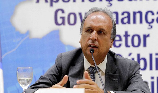 Segundo o médico cardiologista Cláudio Domênico, que cuida do governador do Rio de Janeiro, Luiz Fernando Pezão (PMDB), ele pode estar com uma "infecção em uma das vértebras que pode ser causada por uma infecção bacteriana"; ele continua internado no Hospital Pró-Cardíaco e os resultados dos exames saem nesta terça-feira