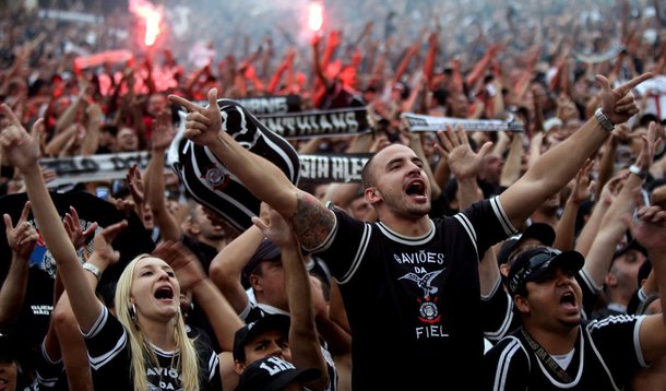 Torcidas organizadas do Corinthians ergueram faixas de repúdio à TV Globo durante o jogo contra o Capivariano. O fato é que o império global, que detém a exclusividade na transmissão das partidas e impõe regras absurdas - como os jogos às 22 horas, depois da novela, que penalizam os torcedores e prejudicam o futebol brasileiro -, não está mais com esta bola toda