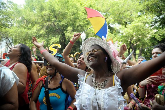 Já perceberam como as chamadas "minorias" são sempre os maiores destaques do carnaval? Negros, mulheres, pobres e gays são os símbolos da festa. Nunca se dá tanta oportunidade para o pobre falar sobre os seus sonhos