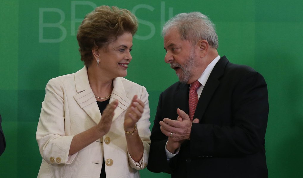 A presidente Dilma Rousseff e o ex-presidente Lula se encontraram nesta quinta (28), em Brasília, para discutir as estratégias de enfrentamento ao processo de impeachment que será votado pelos senadores nas próximas semanas; nos próximos dias, estão programadas manifestações contra o impeachment em diversas cidades brasileiras e Lula tenta convencer Dilma a comparecer a um dos eventos, em São Paulo, no próximo domingo (1º)