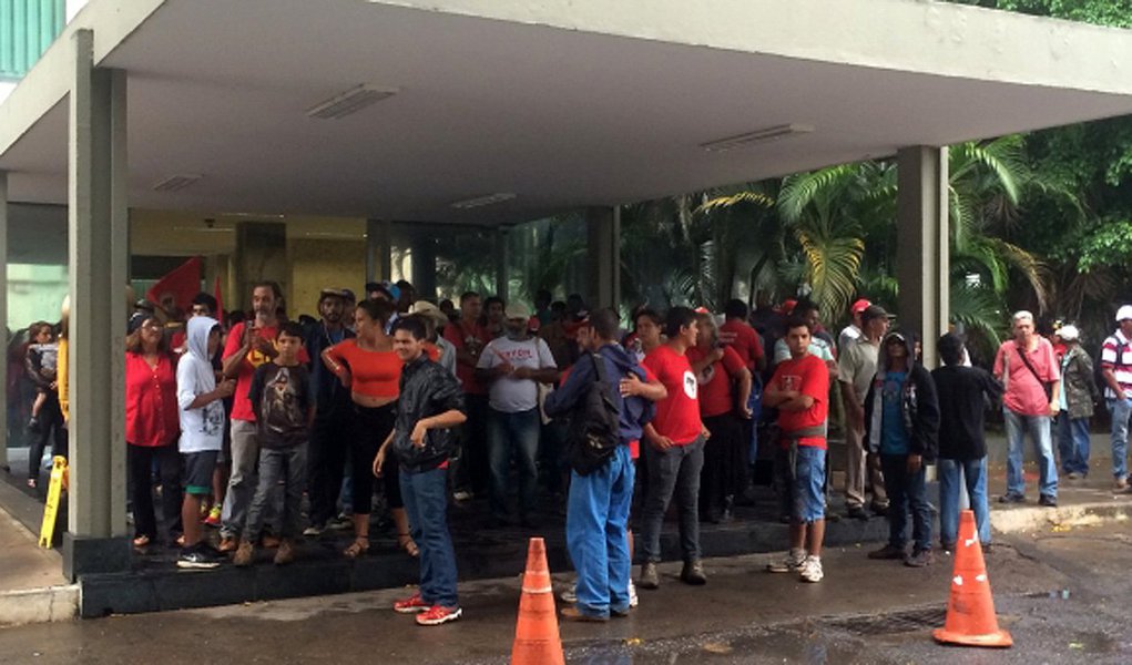Integrantes do Movimento dos Trabalhadores Sem Terra (MST), do Movimento dos Sem-Teto e dos Atingidos por Barragens, entre outros, ocupam a portaria principal do Ministério da Fazenda, em Brasília; a Polícia Militar do Distrito Federal disse que há 200 manifestantes, mas o MST afirma que o número é maior