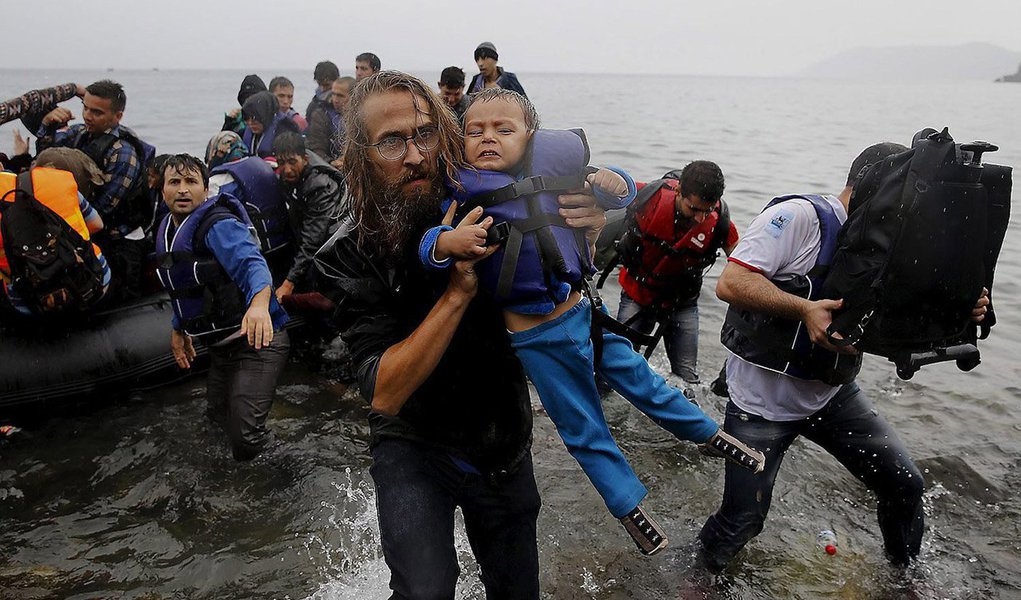 O naufrágio de uma embarcação lotada de refugiados no Mar Egeu, entre o litoral oeste da Turquia e a ilha de Lesbos, na Grécia, provocou a morte de pelo menos 39 pessoas neste sábado; a Guarda Costeira da Turquia foi alertada sobre o acidente nas proximidades de Ayvacik, na província de Çanakkale, onde o navio lotado de imigrantes viajava. equipes de resgate conseguiram salvar 75 pessoas e recuperaram até o momento 39 corpos na embarcação, que levava cidadãos sírios, afegãos e birmaneses