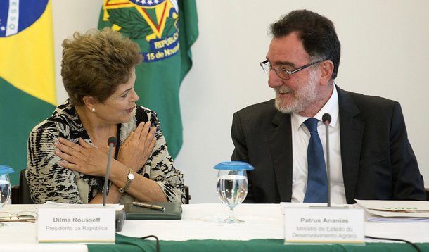 Segundo o ministro do Desenvolvimento Agrário, Patrus Ananias, na próxima terça-feira, Dilma Rousseff deve anunciar recursos para que a Agência Nacional de Assistência e Extensão Rural (Anater) possa operar no mesmo dia em que lançará o Plano Safra da Agricultura Familiar 2016/17; a estatal foi criada em 2014; Ananias afirma que o governo irá “consolidar” e “colocar de pé” a Anater, que nascerá com a meta de assistir 10 mil famílias de agricultores e contratar e capacitar 2 mil técnicos para dar assistência no campo