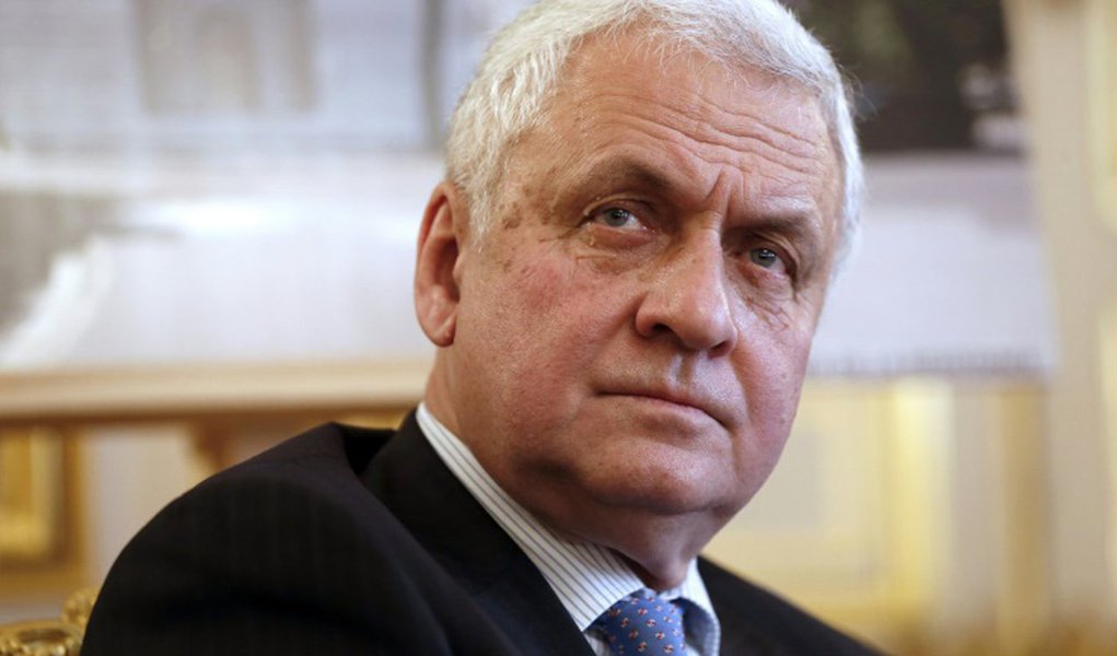 Embaixador russo em Paris, Alexander Orlov, afirmou que a Rússia está pronta a "formar um Estado-Maior comum" contra o grupo Estado Islâmico, incluindo a França, os Estados Unidos e a Turquia, apesar da tensão provocada pela derruba de um caça russo por forças turcas nesta terça-feira (24); "Estamos prontos para todas as formas de planejamento conjunto sobre as posições do Daech (nome árabe do Estado islâmico) e para constituir um Estado-Maior comum com a França, com a América e com todos os países que quiserem entrar nessa coligação", disse