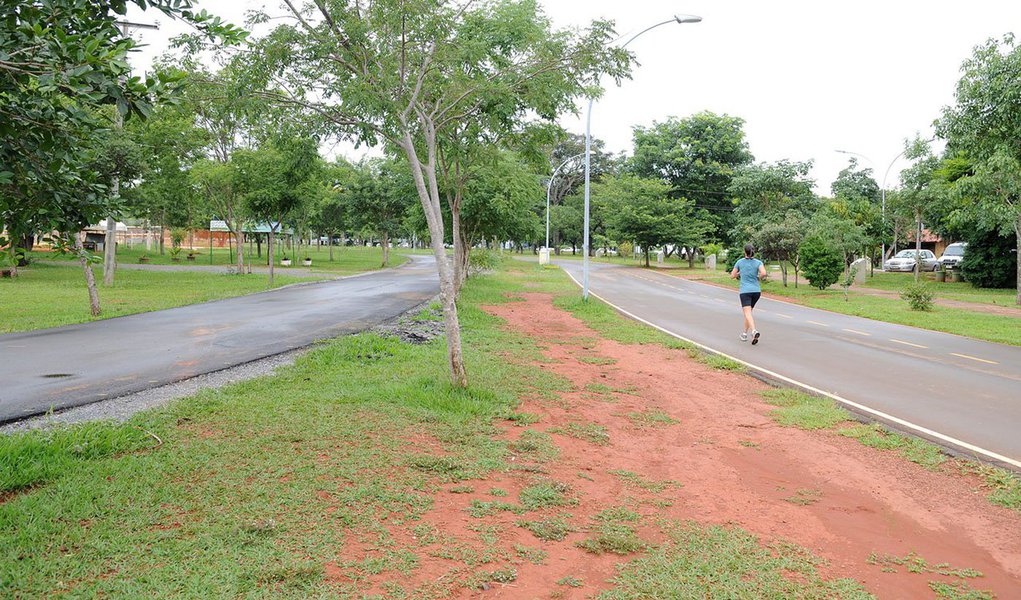 Os reparos nas pistas de caminhada e de ciclismo do Parque da Cidade Dona Sarah Kubitschek estão 85% concluídos; depois da construção do novo percurso, com 10 km, e dos consertos nos cerca de 10 km do trajeto antigo, o serviço entra na fase final; a pista mais velha será coberta com malha asfáltica para correção de imperfeições e desníveis, e ambas receberão pintura lateral e plantio de gramado