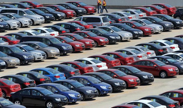 Fenabrave, entidade representativa das concessionárias, estima que o mercado de carros e veículos comerciais leves novos no Brasil registre uma retração de até 5,2% no próximo ano;vendas de caminhões e ônibus novos deve cair 4,2% no período