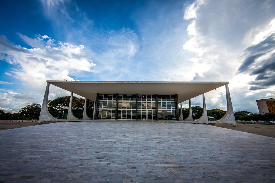 Ou o Supremo Tribunal Federal e o Conselho Nacional de Justiça fazem respeitar as garantias constitucionais e cumprem suas funções de guarda do Estado democrático de direito ou serão responsáveis por uma escalada de violência no país de proporções inimagináveis