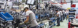 Das 14 regiões pesquisadas pelo IBGE, nove registraram queda na produção industrial na passagem de outubro para novembro; recuos mais intensos foram observados no Espírito Santo (-11,1%), Ceará (-4,5%) e Minas Gerais (-4,0%)