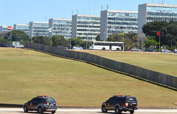 O muro não está ali para evitar conflito, ele está lá para acirrar os ânimos, para provocar um confronto, na medida que separa o povo em duas vertentes. De um lado os camisas vermelhas, do outro os verde-amarelo