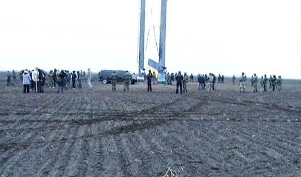 Estado de emergência foi declarado na Crimeia depois que duas torres de alta tensão explodiram, interrompendo o fornecimento de energia transmitida da Ucrânia e deixando quase duas milhões de pessoas sem luz; mídia russa noticiou que duas torres de alta tensão na região ucraniana de Kherson, ao norte da Crimeia, foram explodidas por nacionalistas ucranianos