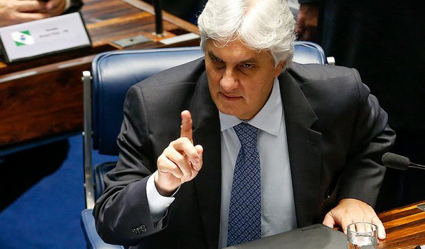 Como as três testemunhas convocadas pelo colegiado no caso que avalia a possível quebra de decoro do senador Delcídio Amaral (sem partido-MS) não compareceram alegando impossibilidades jurídicas, eles negaram à defesa a possibilidade de novas convocações; assim, o relator do processo, Telmário Mota (PDT-RR), avalia que o relatório final seja apresentado até 26 de abril; "A partir do vencimento da licença do Delcídio, com atestado ou sem atestado nós vamos à conclusão final do relatório", afirmou