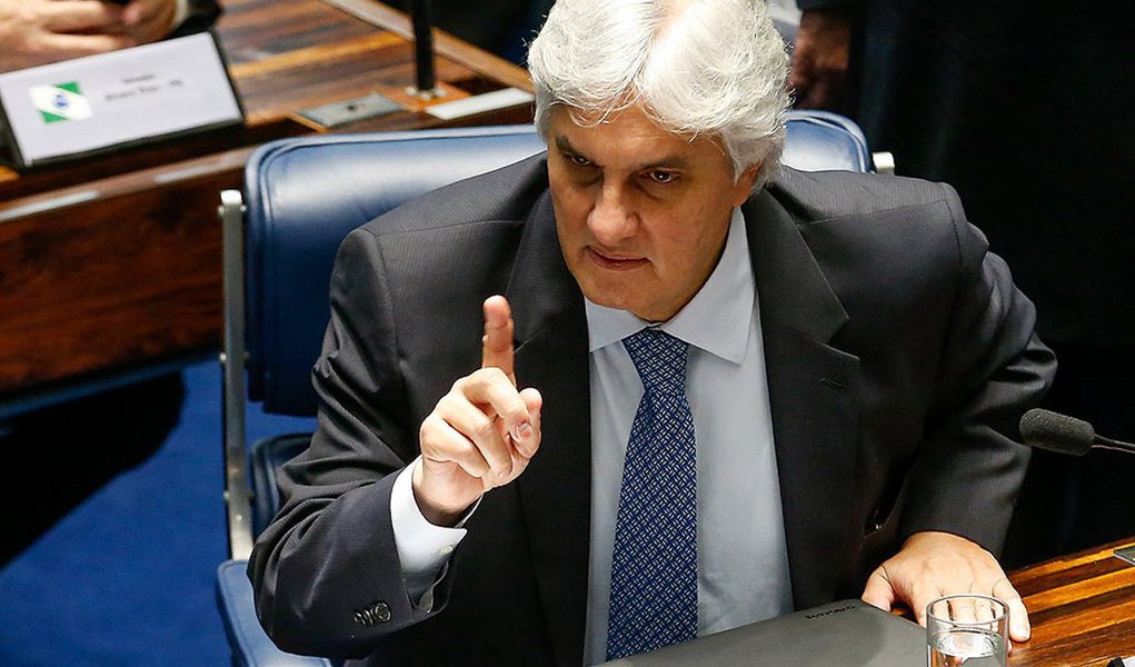 Como as três testemunhas convocadas pelo colegiado no caso que avalia a possível quebra de decoro do senador Delcídio Amaral (sem partido-MS) não compareceram alegando impossibilidades jurídicas, eles negaram à defesa a possibilidade de novas convocações; assim, o relator do processo, Telmário Mota (PDT-RR), avalia que o relatório final seja apresentado até 26 de abril; "A partir do vencimento da licença do Delcídio, com atestado ou sem atestado nós vamos à conclusão final do relatório", afirmou