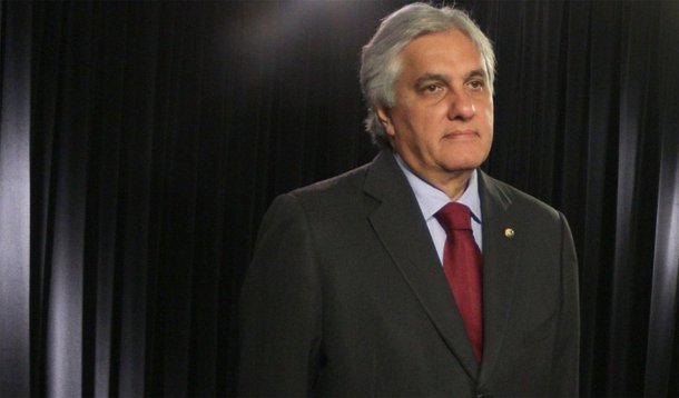 O fim do recesso do Legislativo, dia 2 de fevereiro, terá efeito importante sobre o caso do senador Delcídio do Amaral (PT-MS), que está preso desde o dia 25 de novembro último; a partir desta data voltam a contar os prazos do processo de cassação do mandato do parlamentar no Conselho de Ética do Senado; segundo o advogado Antônio Figueiredo Basto, a defesa prévia deverá ser entregue "o mais rapidamente possível", antes do fim dos dez dias de prazo