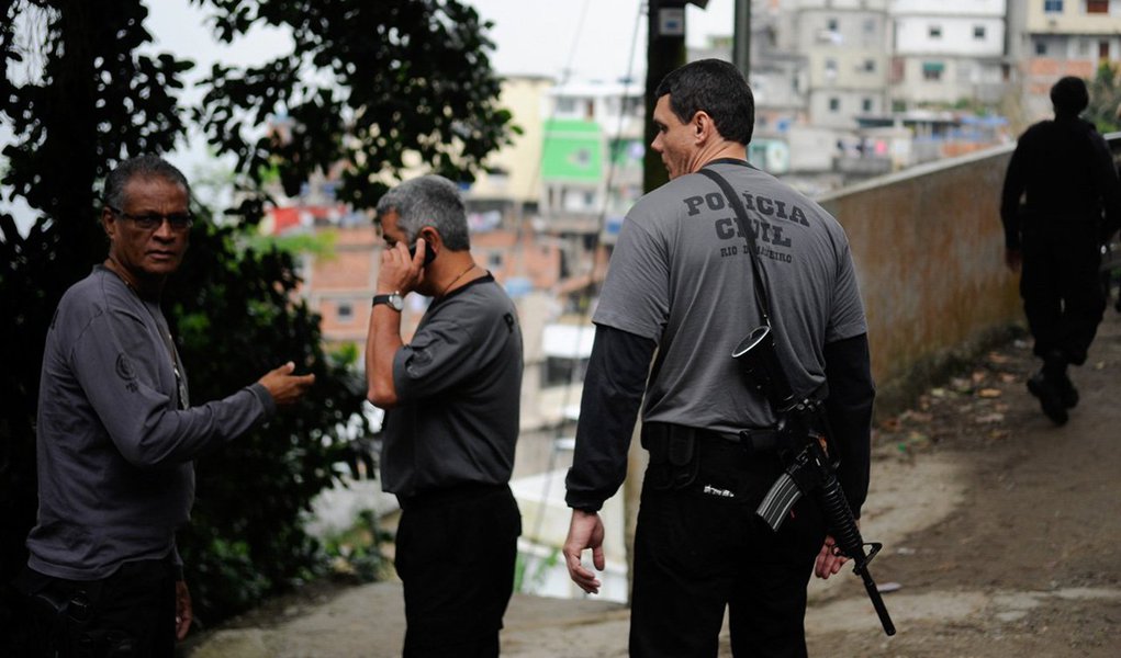 Polícia Civil do Rio de Janeiro faz buscas para localizar um homem identificado como Reginaldo, suspeito de atear fogo ao corpo de um casal de moradores de rua, no Rio Comprido, zona norte; Adailton Farias dos Santos, de 33 anos, que teve 19% do corpo queimados, reconheceu o suspeito que aparece nas imagens de câmeras de segurança de uma gráfica da região; Adailton e Amanda Silvestre da Silva, de 26 anos, continuam internados, sem previsão de alta, no Hospital Municipal Souza Aguiar; o estado de saúde da mulher é considerado grave, já que ela teve 70% do corpo atingido pelas chamas