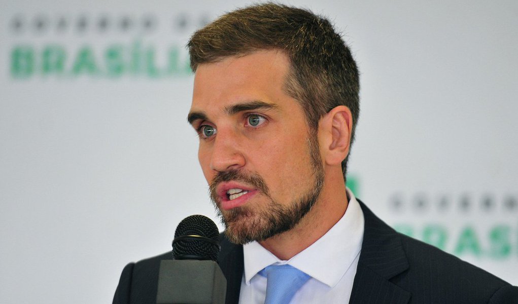 O governador do Distrito Federal, Rodrigo Rollemberg, anunciou a mudança do comando da Secretaria de Saúde; em entrevista coletiva no Palácio do Buriti, o chefe do Executivo apresentou o novo titular da pasta, o médico Humberto Fonseca; servidor da Saúde desde 2010, o novo secretário atua como médico nos Hospitais de Apoio de Brasília e de Base do Distrito Federal. É consultor legislativo do Senado desde 2002; "Humberto é prata da casa", disse o gestor