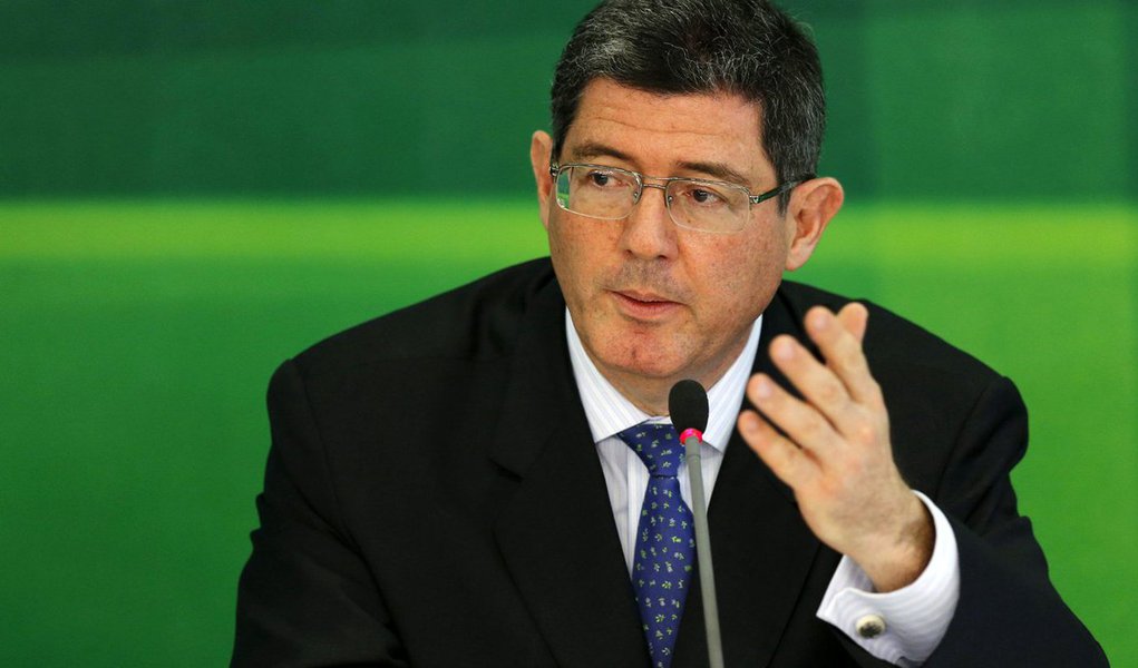 Em entrevista à imprensa na Embaixada do Brasil em Washington, nos Estados Unidos, ministro da Fazenda, Joaquim Levy, voltou a defender a necessidade de que o processo ande o mais rápido possível: “Se havia aquele ímpeto de se instaurar um processo de impeachment, que se faça e se permita que o processo até ande rápido. Todo mundo quer ver a incerteza diminuir. Até hoje, a maior parte da avaliação é de que o governo continuará” 