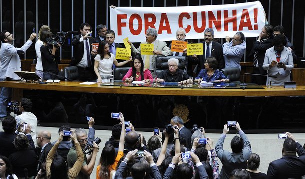 Deputado Chico Alencar (Psol-RJ) criticou o fato de o primeiro ato do presidente em exercício, deputado Waldir Maranhão, ter sido encerrar a sessão apesar da lista de oradores; deputados contra o impeachment se recusaram a deixar o Plenário e mantêm uma sessão informal, presidida pela deputada Luiza Erundina (Psol-RJ); os parlamentares repercutem a decisão do ministro do STF Teori Zavaski que afastou Eduardo Cunha