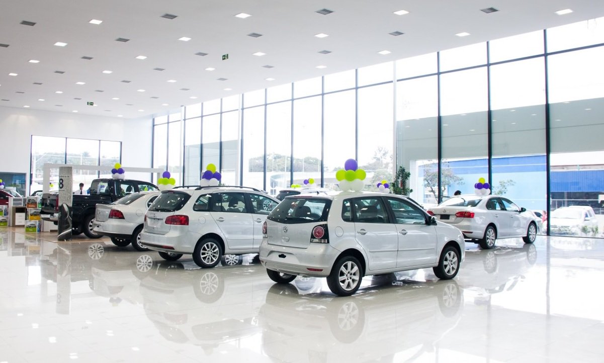 Licenciamentos de carros, comerciais leves, caminhões e ônibus novos no Brasil em fevereiro até o domingo (28) caíram 26% quando em comparação  com o mesmo período do ano passado; emplacamentos somaram 136,8 mil unidades, o que corresponde uma média por dia útil de apenas 7,2 mil veículos, contra uma média de 7.764 unidades em janeiro e de 9.787 unidades em fevereiro de 2015; associação de montadoras Anfavea espera queda de 7,5%; produção de veículos de janeiro foi a pior para o mês desde 2003