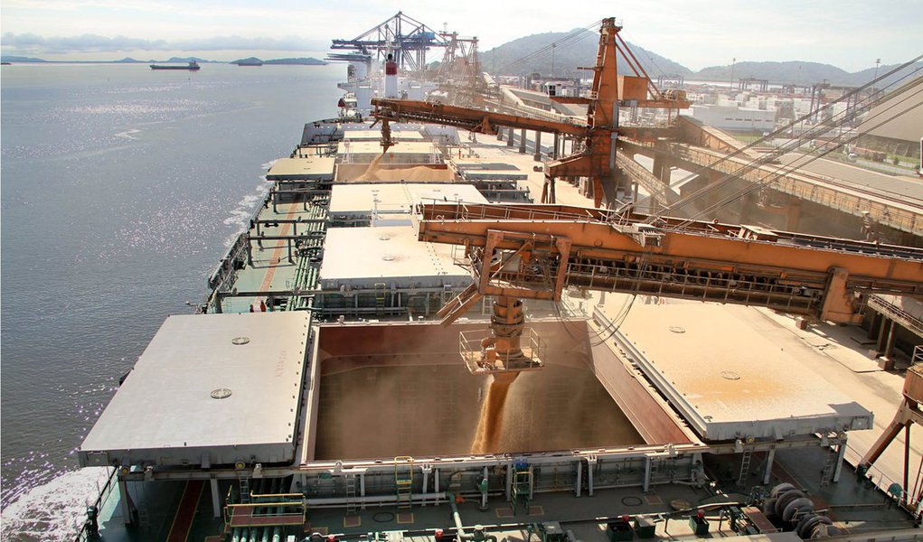 Movimentação de cargas nos portos do país em 2015 foi a maior já registrada, atingindo 1,006 bilhão de toneladas; volume de cargas operadas é  3,9% maior que os 968,87 milhões de toneladas movimentados em 2014; maior parte da carga transportada foi do tipo granel sólido, responsável por 62,75% do movimento; logo em seguida aparecem os granéis líquidos (22,37%), contêineres (9,87%) e cargas soltas (5,01%)