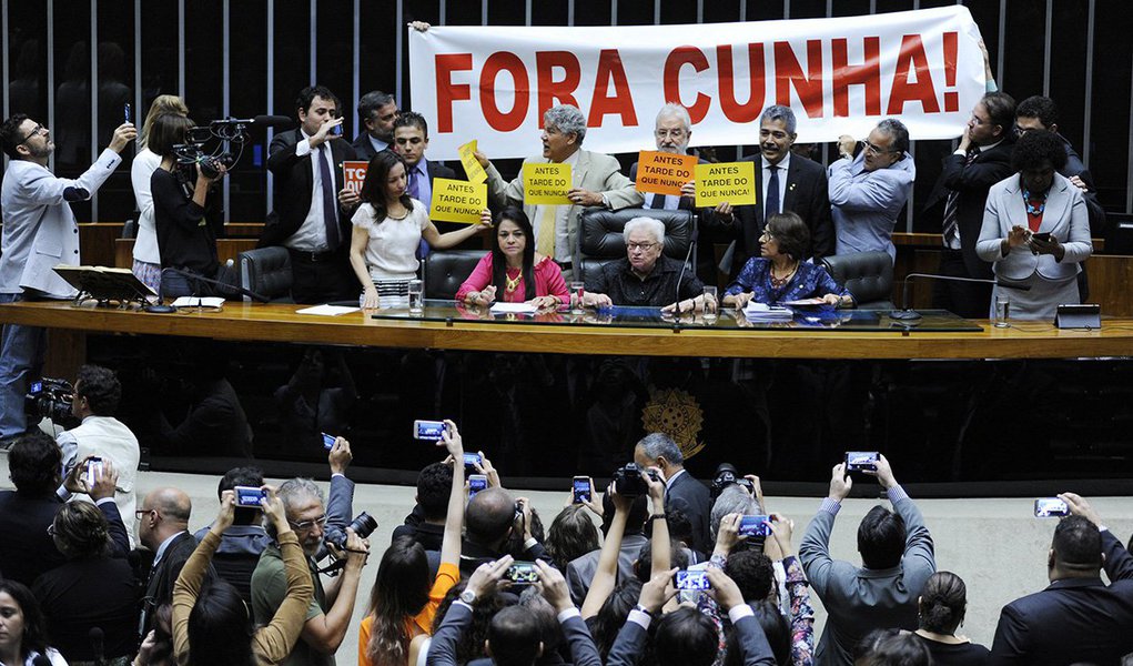 Deputado Chico Alencar (Psol-RJ) criticou o fato de o primeiro ato do presidente em exercício, deputado Waldir Maranhão, ter sido encerrar a sessão apesar da lista de oradores; deputados contra o impeachment se recusaram a deixar o Plenário e mantêm uma sessão informal, presidida pela deputada Luiza Erundina (Psol-RJ); os parlamentares repercutem a decisão do ministro do STF Teori Zavaski que afastou Eduardo Cunha