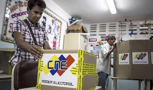 Quase 20 milhões de venezuelanos devem comparecer às urnas, neste domingo (6), na Venezuela, para eleger 167 deputados que formarão a nova Assembleia Nacional, pelos próximos cinco anos; o mandato começa no dia 5 de janeiro do ano que vem; o pleito tende a ser acirrado; de um lado, está o Grande Polo Patriótico (GPP), encabeçado pelo presidente Nicolás Maduro, e do outro, a oposição, a Mesa da Unidade Democrática; Maduro pede que o sistema socialista impulsionado por Hugo Chávez seja defendido nas eleições, enquanto a MUD convoca os eleitores a proporcionar uma mudança política na Venezuela