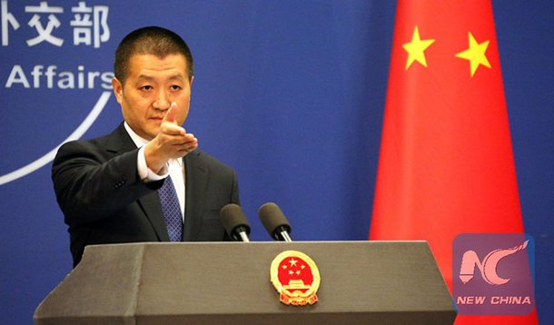 A China está prestando atenção especial à situação no Brasil, após o Senado autorizar abertura de processo de impeachment e afastar a presidente Dilma Rousseff, e espera que o país possa manter a estabilidade; "Certamente estamos prestando atenção especial ao desenvolvimento no Brasil. Esperamos que todos os lados no Brasil possam lidar de forma apropriada com a situação apresentada e manter a estabilidade política e desenvolvimento socioeconômico do país", disse o porta-voz do Ministério do Exterior chinês Lu Kang; China e o Brasil possuem laços empresariais e de comércio, especialmente no setor de energia e commodities