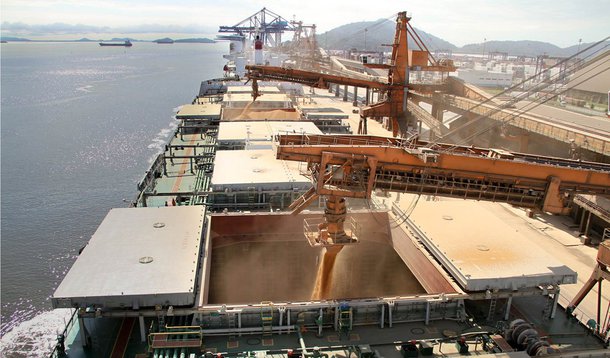 Movimentação de cargas nos portos do país em 2015 foi a maior já registrada, atingindo 1,006 bilhão de toneladas; volume de cargas operadas é  3,9% maior que os 968,87 milhões de toneladas movimentados em 2014; maior parte da carga transportada foi do tipo granel sólido, responsável por 62,75% do movimento; logo em seguida aparecem os granéis líquidos (22,37%), contêineres (9,87%) e cargas soltas (5,01%)