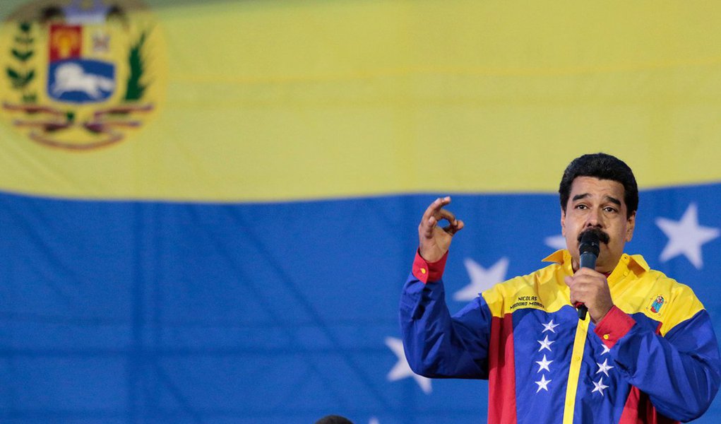 "Eu pedi ao Conselho de Ministros que apresente a demissão, para que possa efetuar um processo de restruturação, de renovação e de profundo relançamento de todo o governo nacional", disse o presidente da Venezuela, Nicolás Maduro, durante programa semanal de rádio e televisão; com a coligação da Mesa da Unidade Democrática (MUD), a oposição obteve, nas eleições de domingo, 112 dos 167 lugares que compõem o Parlamento venezuelano, uma maioria de dois terços que lhe confere amplos poderes