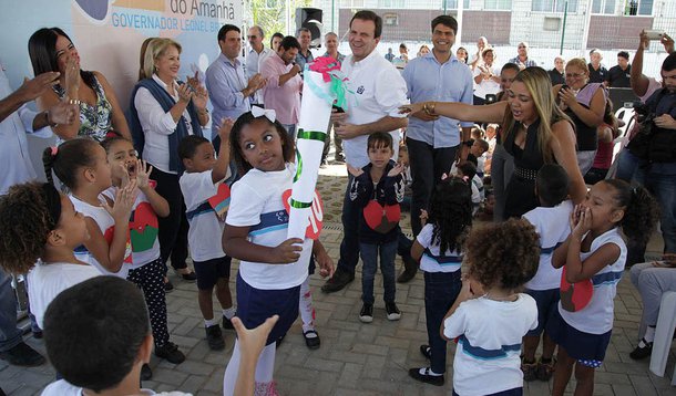 O prefeito Eduardo Paes inaugurou mais duas Escolas do Amanhã na Zona Oeste, que vão beneficiar 600 alunos da Educação Infantil, com idades entre seis meses e cinco anos e 11 meses; desde 2009, executivo inaugurou na 9ª Coordenadoria Regional de Educação, que administra esta área da cidade, 25 Espaços de Desenvolvimento Infantil e nove escolas; mais 13 unidades escolares devem ser entregues até o fim de 2016, sendo oito EDIs e sete escolas