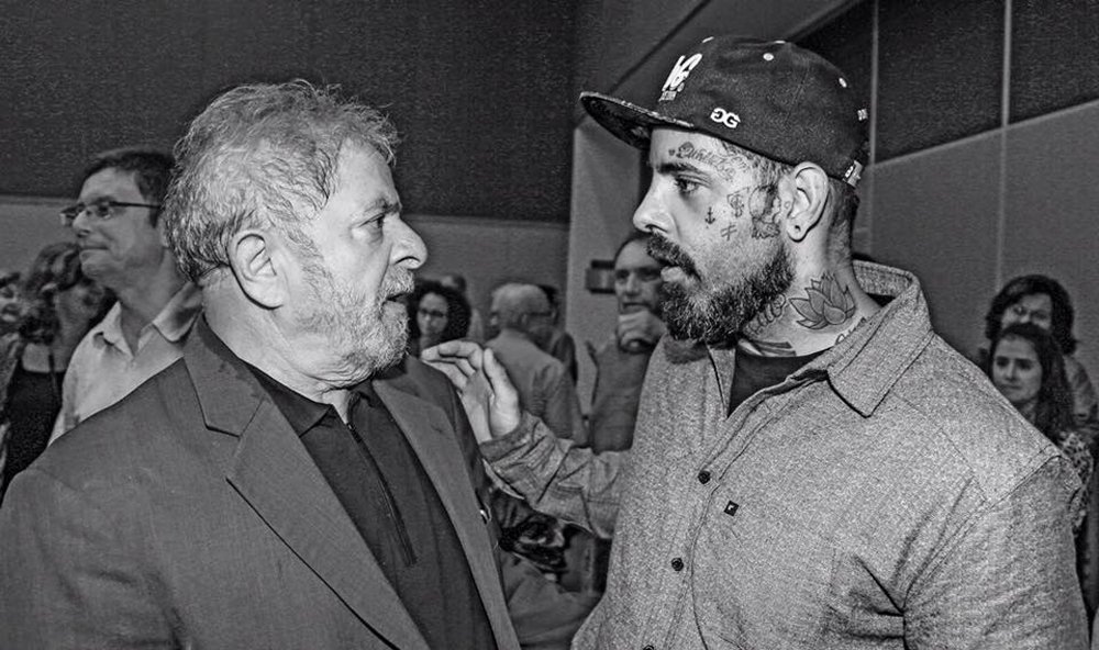 "Não me cabe o muro! Não nasci pra ele. Essa foto representa que estou ao lado de milhares de pessoas e famílias que nos últimos anos conseguiram sair da linha da pobreza!", diz Tico Santa Cruz, vocalista do Detonautas, ao lado do ex-presidente Lula