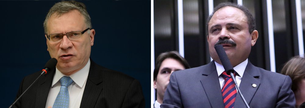 Ministro da Justiça, Eugênio Aragão, disse ter estranhado a forma como o presidente em exercício da Câmara dos Deputados, Waldir Maranhão (PP-MA), revogou a decisão de anular a sessão da Câmara que autorizou o Senado a deliberar sobre o impeachment da presidenta Dilma Rousseff; "Já que o ato [a anulação da sessão do impeachment] foi tão motivado e levou a tanta celeuma, por que o desfazimento daquele ato não teve motivação? Acredito que por trás disso temos, mais uma vez, o fenômeno das pressões políticas ilegítimas. Isso parece muito evidente", disse