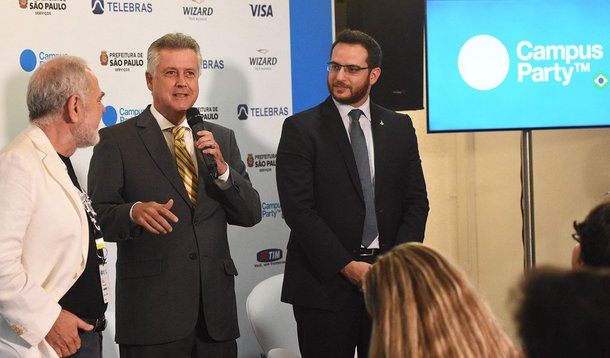 Agora é oficial: no segundo semestre de 2017, Brasília será palco de uma edição especial da Campus Party; o anúncio oficial foi feito, em São Paulo, durante a abertura da nona edição do evento na capital paulista; o tema das discussões no Distrito Federal será Dados Abertos e Transparência, Trabalho e Educação do Futuro; além de São Paulo, Recife recebe a Campus Party desde 2012, quando participaram cerca de 2 mil inscritos; no Distrito Federal, a expectativa é reunir de 3 a 4 mil pessoas