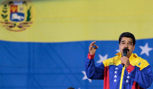 "Eu pedi ao Conselho de Ministros que apresente a demissão, para que possa efetuar um processo de restruturação, de renovação e de profundo relançamento de todo o governo nacional", disse o presidente da Venezuela, Nicolás Maduro, durante programa semanal de rádio e televisão; com a coligação da Mesa da Unidade Democrática (MUD), a oposição obteve, nas eleições de domingo, 112 dos 167 lugares que compõem o Parlamento venezuelano, uma maioria de dois terços que lhe confere amplos poderes
