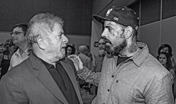 "Não me cabe o muro! Não nasci pra ele. Essa foto representa que estou ao lado de milhares de pessoas e famílias que nos últimos anos conseguiram sair da linha da pobreza!", diz Tico Santa Cruz, vocalista do Detonautas, ao lado do ex-presidente Lula