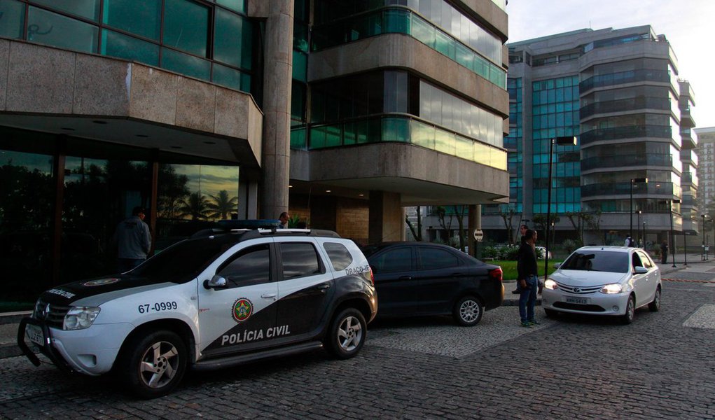 O Ministério Público do Rio (MP-RJ) aponta indícios de que a organização social Biotech, suspeita de fraudar mais de R$ 48 milhões destinados a hospitais públicos do Rio, teria o contrato com a Prefeitura do Rio renovado em 2016; funcionários da gestão municipal são suspeitos de facilitação do esquema; dois irmãos sócios da Biotech viviam uma vida de luxo, supostamente desviando dinheiro de hospitais públicos; muitos bebês podem ter morrido por falta de material em UTIs; de acordo com a Secretaria de Saúde, em maio foi determinado que o contrato não fosse renovado