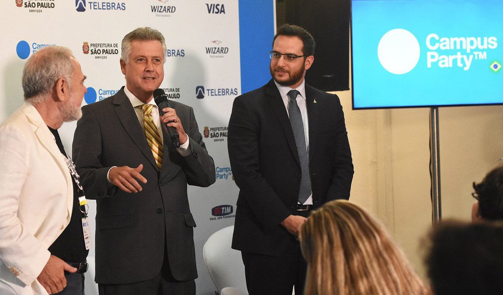 Agora é oficial: no segundo semestre de 2017, Brasília será palco de uma edição especial da Campus Party; o anúncio oficial foi feito, em São Paulo, durante a abertura da nona edição do evento na capital paulista; o tema das discussões no Distrito Federal será Dados Abertos e Transparência, Trabalho e Educação do Futuro; além de São Paulo, Recife recebe a Campus Party desde 2012, quando participaram cerca de 2 mil inscritos; no Distrito Federal, a expectativa é reunir de 3 a 4 mil pessoas