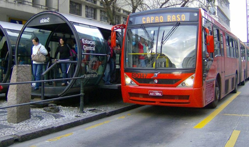 Uma audiência de conciliação entre a Urbs, o o sindicato dos motoristas e cobradores (Sindimoc), e o sindicato que representa as empresas do transporte coletivo (Setransp), marcada para esta terça-feira (19), tentará evitar nova greve de ônibus em Curitiba; serão discutidas as possibilidades de garantir o adiantamento salarial dos trabalhadores, que tem de ser feito até quarta-feira (20); como indicativo de greve aprovado desde o fim do ano passado, motoristas e cobradores podem parar a partir de quinta-feira (21), sem precisarem de aprovação em assembleia ou de notificação mínima de 72 horas, conforme prevê a legislação