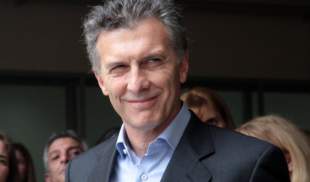 Candidato de centro-direita na disputa presidencial da Argentina, o oposicionista Mauricio Macri, sinalizou querer uma maior aproximação com o Brasil e a presidente Dilma Rousseff,  "Para Dilma será mais fácil entrar em acordo comigo do que com Cristina [Cristina Kirchner, presidente da Argentina] ", afirmou; ele disse, ainda, que deseja manter "as melhores relações com a atual presidente do Brasil", além de esperar que a crise política e econômica do Brasil seja resolvida rapidamente; "Quanto melhor estiver o Brasil, melhor para a Argentina", destacou
