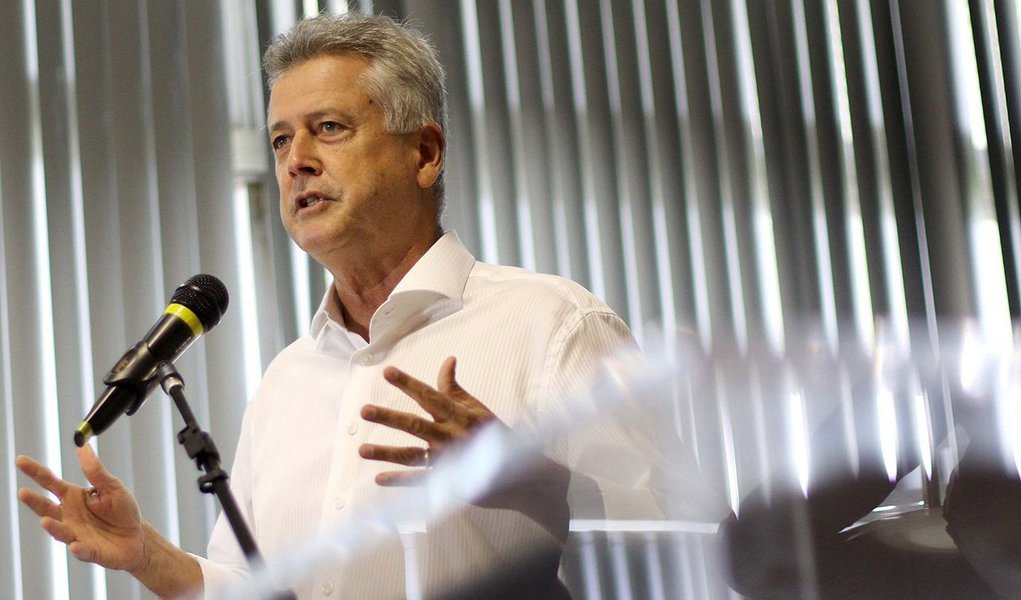 O governador Rodrigo Rollemberg assinou o decreto que cria o Comitê Distrital de Diversidade Religiosa; a intenção é que o colegiado auxilie o governo na elaboração de políticas públicas para afirmação do direito à liberdade religiosa, à laicidade do Estado e à opção de o cidadão não ter religião; os integrantes também deverão levantar propostas para a criação de instrumentos de combate à intolerância
 