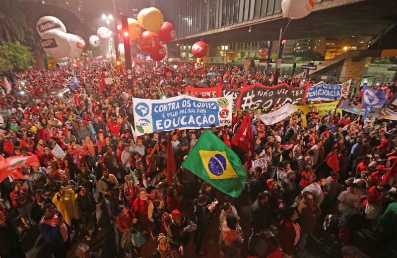 As manifestações de sexta-feira demonstraram que o golpe não vai ser tão simples quanto se deseja. Por outro lado, essa inequívoca cooptação das instituições torna inútil a resistência meramente dialética ou jurídica