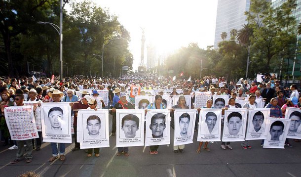 O México criou uma unidade especial para investigar o desaparecimento de 43 estudantes no ano passado; unidade atende a pedidos das famílias dos desaparecidos que não aceitam a versão oficial  de que membros da polícia da cidade de Iguala tenham sequestrado e entregue os estudantes a uma facção ligada a um cartel de narcotraficantes, que os matou e incinerou os corpos num terreno baldio em setembro do ano passado