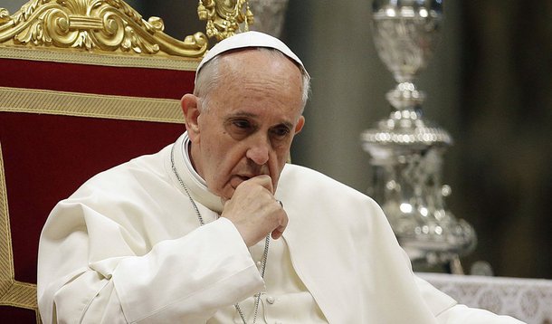 O papa Francisco lamento, durante missa, nesta quinta (19), que "o mundo inteiro está em guerra" e que "não existe uma justificativa para isso"; "Uma guerra pode ser justificada - entre aspas - com muitas, muitas razões. Mas quando todo o mundo, como é hoje, está em guerra, todo o mundo: é uma guerra mundial - em pedaços: aqui, ali, lá, em todos os lugares ... - não há nenhuma justificativa. E Deus chora. Jesus chora", disse; ele criticou ainda "quem vive para fazer a guerra, com o cinismo de dizer para não fazê-la"