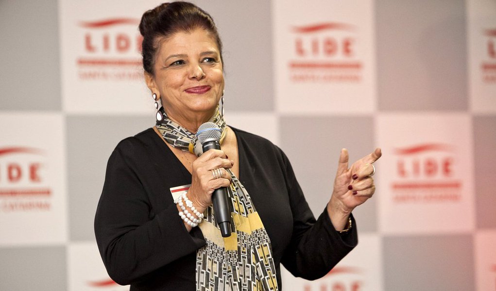 Presidente do Conselho de Administração da rede varejista Magazine Luiza, empresária Luiza Helena Trajano, disse que pode considerar fechar o capital da companhia, diante da queda do valor das ações e da retração do volume de papéis em negociação no mercado; "O que nos interessa na companhia é sua sustentabilidade", disse